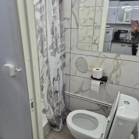 Apartamento Mały Pokój Z Aneksem Kuchennym I łazienką